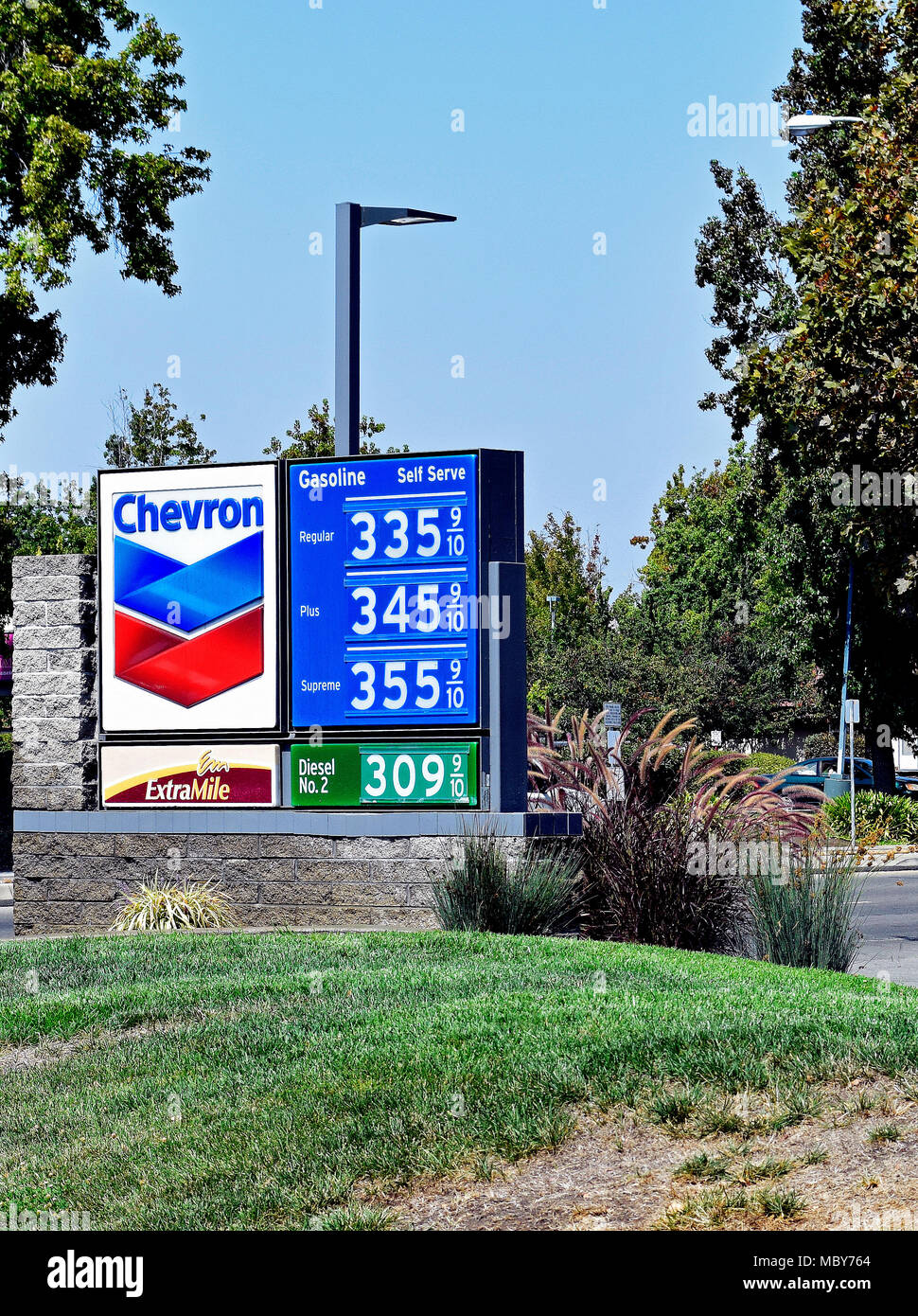 I prezzi del gas segno alla stazione di Chevron in California Foto Stock