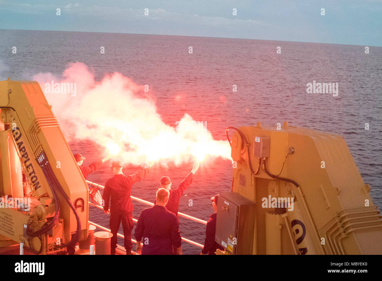 Guardacoste Munro equipaggi riflessi di luce durante un esercizio di formazione al largo della costa della isola Catalina, California, nov. 7, 2017. Il suo equipaggio erano pirotecnico di conduzione di corsi di formazione per imparare a in modo sicuro e utilizzare correttamente i razzi di segnalazione. Foto Stock