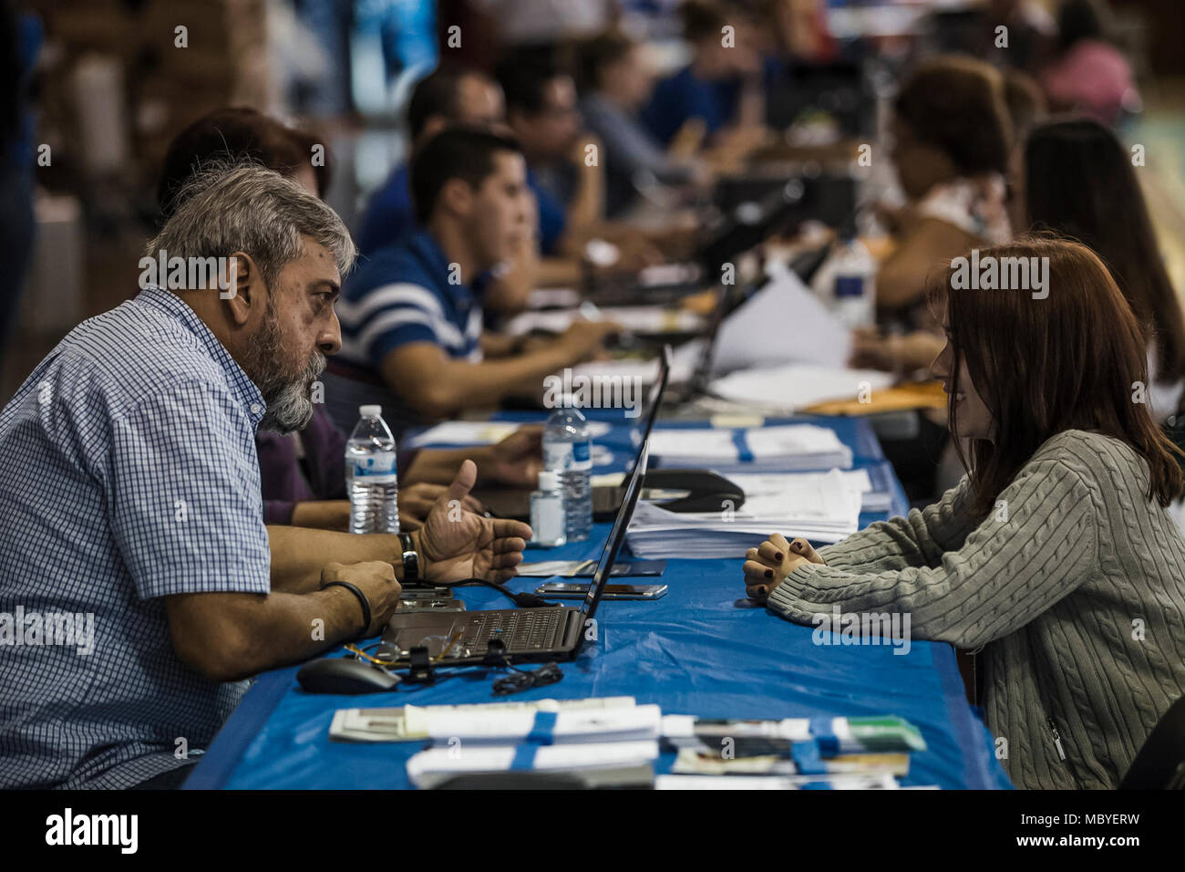 CAGUAS, Porto Rico, Gennaio 17, 2018--Small Business Administration staff assistere uragano Maria sopravvissuti al centro di ripristino di emergenza in Caguas. La SBA fornisce prestiti a basso interesse per aiutare le piccole imprese e per i proprietari di casa il recupero da disastri. Eduardo Martinez/FEMA Foto Stock