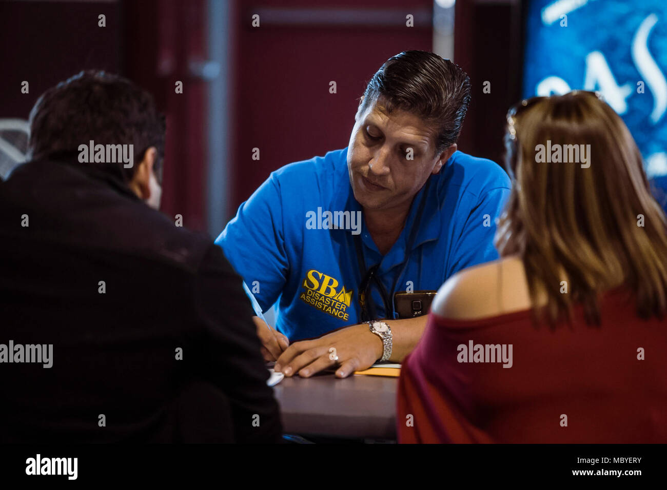 CAGUAS, Porto Rico, 17 gennaio 2018--Small Business Administration personale assiste uragano Maria sopravvissuti al centro di ripristino di emergenza in Caguas. La SBA fornisce prestiti a basso interesse per aiutare le piccole imprese e per i proprietari di casa il recupero da disastri. Eduardo Martinez/FEMA Foto Stock