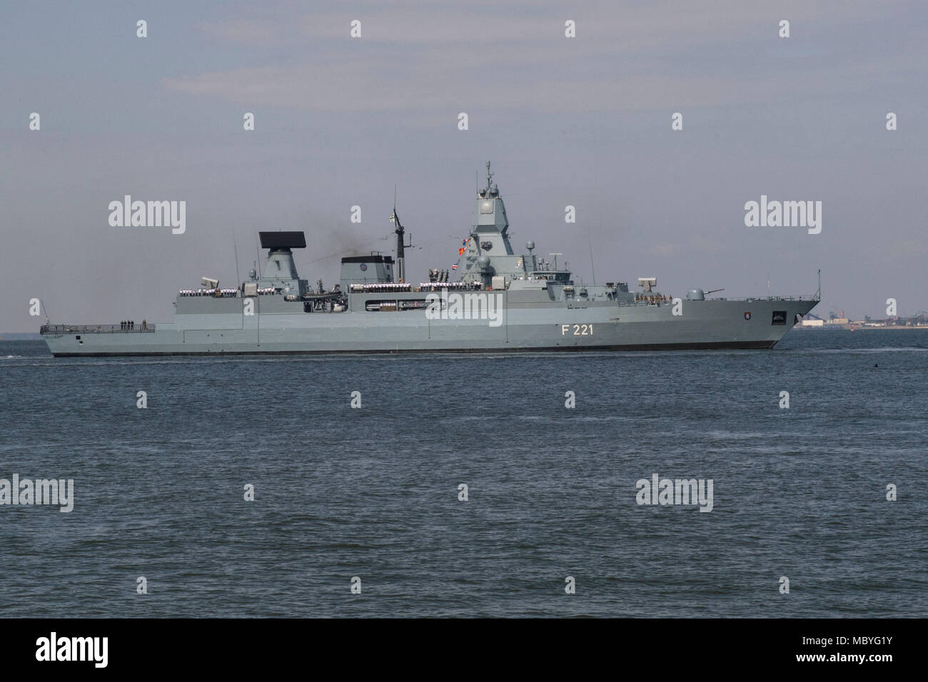 [180411-n-CF105-447] Norfolk, Virginia (11 aprile 2018) La Sachsen-classe fregata tedesca FGS Assia (F 221). USS Harry Truman (CVN 75) si diparte Naval Station Norfolk come parte di Harry Truman Carrier Strike Group (HSTCSG) deployment in supporto di le operazioni di sicurezza marittima e di teatro la cooperazione in materia di sicurezza gli sforzi negli Stati Uniti La quinta e la sesta flotta aree di responsabilità. Con CVN 75 come ammiraglia, distribuzione di strike gruppo attivi comprendono staffs, di navi e di aeromobili di Carrier Strike gruppo otto (CSG 8), Destroyer Squadron due otto (DESRON 28) e Carrier aria Wing uno (CVW-1); come pure Sachsen- Foto Stock