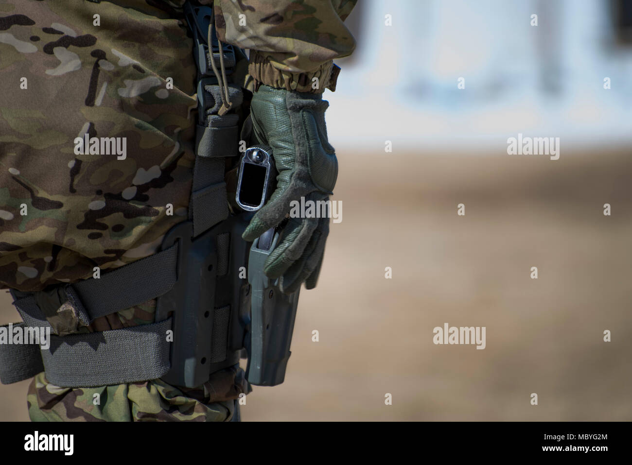 Un concorrente nel 2018 Minnesota Guardia Nazionale guerriero di migliori pratiche di concorrenza in custodia e re-in custodia il suo M9 pistola prima della M9 Pistola di combattimento corrispondono a caso a Camp Ripley, Minn., in data 7 aprile 2018. Lo stato concorrenza incluse otto soldati e sei Noncommissioned ufficiali che ha vissuto quattro giorni di gelo gli eventi come Minnesota portato aprile neve e al di sotto delle temperature di congelamento. (Minnesota Guardia Nazionale foto di Sgt. Sebastian Nemec) Foto Stock