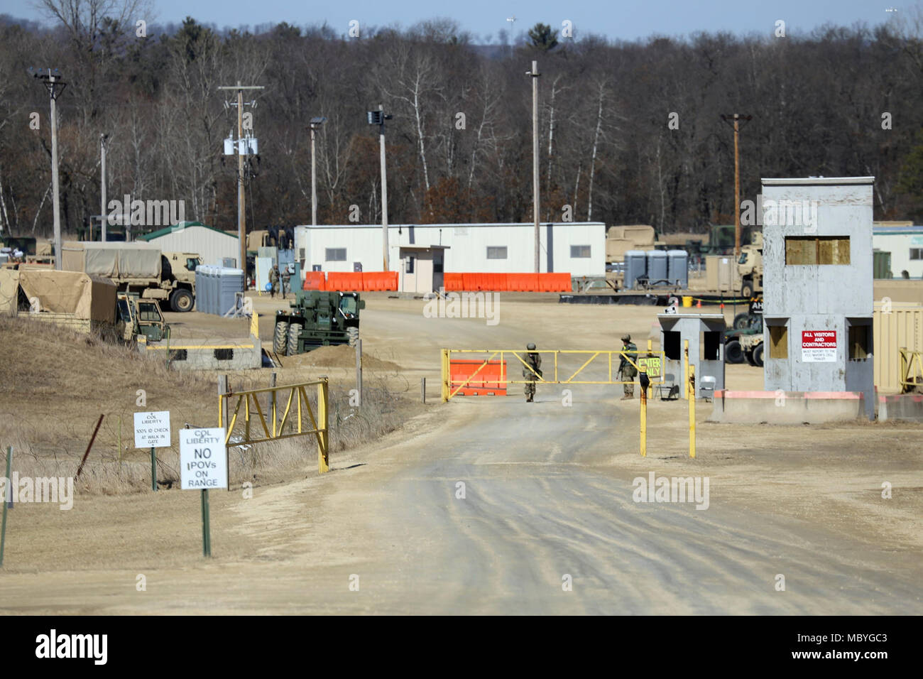 I membri del servizio a Fort McCoy, Wis., per la formazione di quadri nel combattere la formazione per il supporto di esercizio (CSTX) 78-18-03 e il Medic regionale esercizio operare ad un migliore addestramento tattico Liberty di base sul Nord Post alla installazione su Marzo 23, 2018. CSTX 78-18-03 è un esercizio coordinato da 78Training Division, che assicuri un esercito di unità di riserva e soldati sono addestrati e pronto per la distribuzione con breve preavviso e portare in grado, combattere-ready, e letale Fuoco a sostegno dell'esercito e di partner in tutto il mondo. Il Medic regionale esercizio si concentra su sincronizzati expeditionary health care Foto Stock