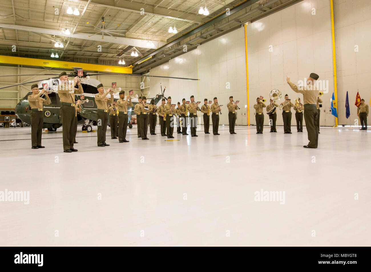 Stati Uniti Marines con la Marina Quantico Band eseguire durante il Marine Helicopter Squadron One (HMX-1) sollievo e nomina cerimonia al HMX-1, Marine Corps base Quantico, Virginia, Marzo 23, 2018. Sgt. Il Mag. Devon Lee, in uscita sergente maggiore, lasciò il comando a Sgt. Il Mag. Sean Cox. Foto Stock