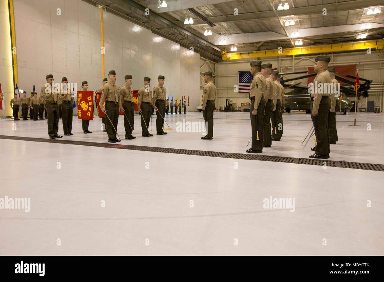 Stati Uniti Marines con Marine elicottero uno squadrone (HMX-1) presente spade e guidons durante il HMX-1 sollievo e nomina cerimonia al HMX-1, Marine Corps base Quantico, Virginia, Marzo 23, 2018. Sgt. Il Mag. Devon Lee, in uscita sergente maggiore, lasciò il comando a Sgt. Il Mag. Sean Cox. Foto Stock