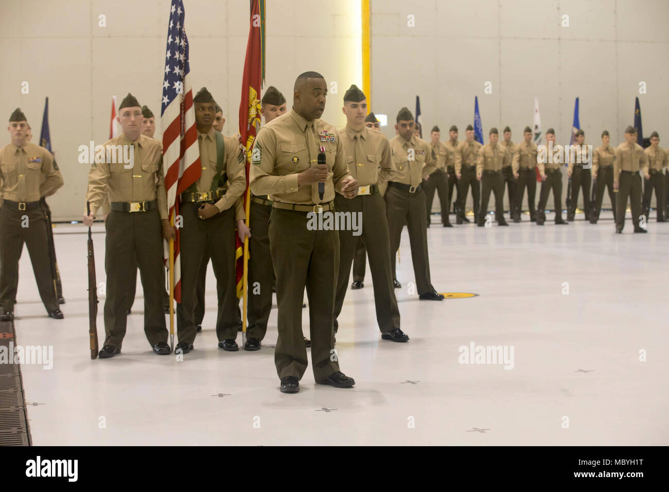 Stati Uniti Marine Corps Sgt. Il Mag. Devon Lee, in uscita sergente maggiore, Marine elicottero uno squadrone (HMX-1), parla durante un sollievo e nomina cerimonia al HMX-1, Marine Corps base Quantico, Virginia, Marzo 23, 2018. Lee rinunciato il comando a Sgt. Il Mag. Sean Cox. Foto Stock