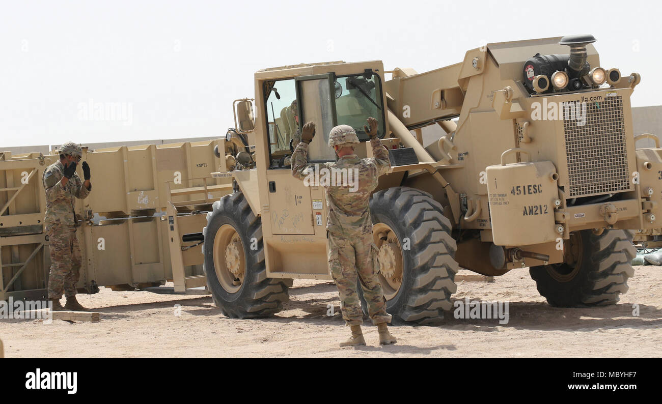 CAMP BUEHRING, Kuwait - i soldati della Delta batteria, 1° Battaglione, sessantaduesima difesa aerea reggimento di artiglieria, xi difesa aerea della brigata di artiglieria, Task Force Spartan, dimostrato le procedure operative di sicurezza durante una visita a Camp Buehring, Kuwait da magg. Gen. Andrew Schafer (non mostrato), il comandante generale della XXVIII Divisione di Fanteria e la Task Force Spartan, il 26 marzo. Soldati con Delta equipaggio della batteria si sono mostrati la segnalazione per l'operatore del carrello elevatore a forche durante una PAC-2 carrello ricaricare Foto Stock