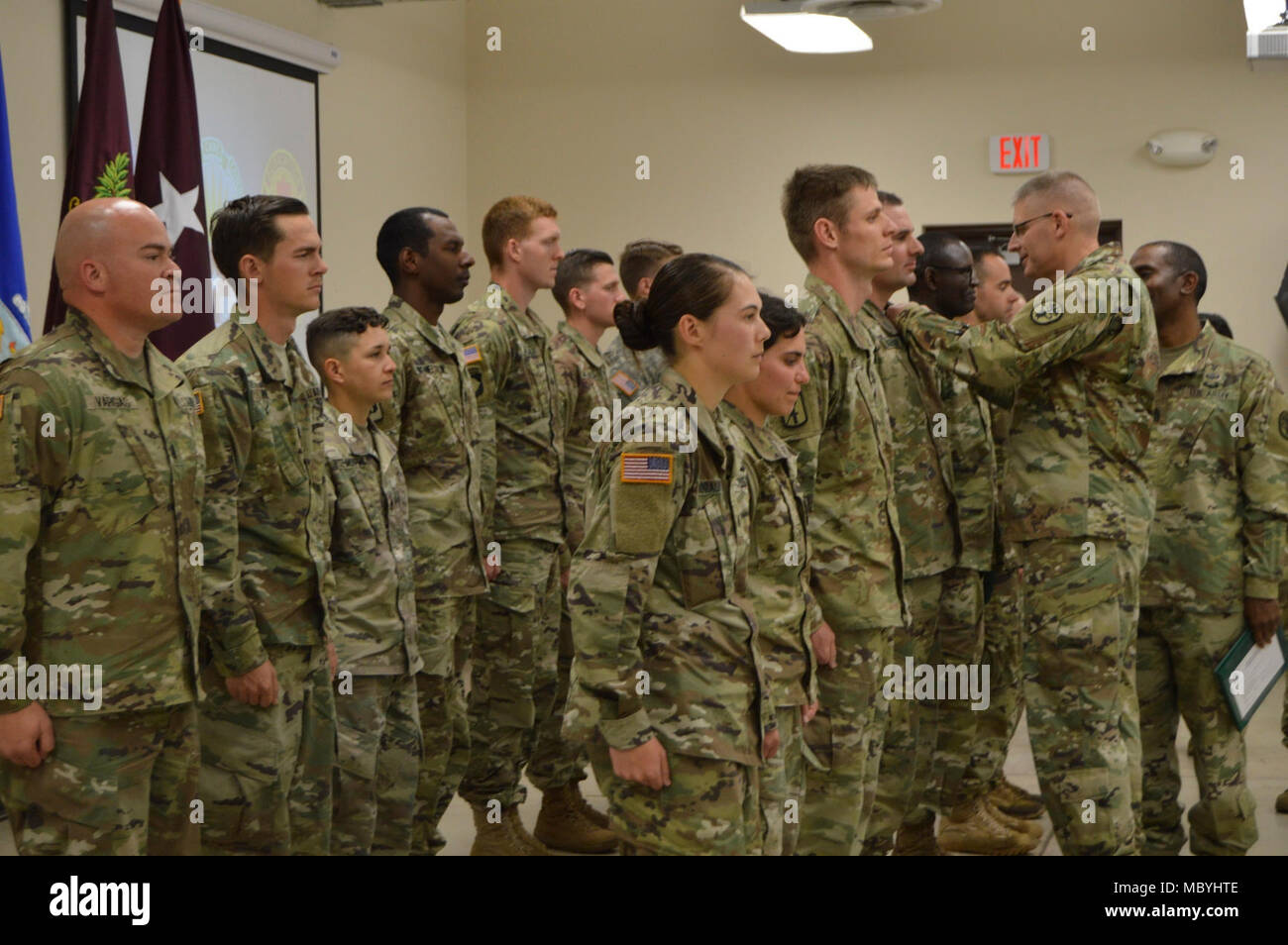 Quattordici soldati la linea fino a ricevere il Perito medico campo distintivo durante una cerimonia di premiazione che si terrà il 28 Marzo a Camp Bullis. Brooke Army Medical Center Comandante Generale Brig. Gen. Jeffrey Johnson e comando BAMC Sgt. Il Mag. Trasformazione di Hough diamante appuntato i soldati con la EFMB. Foto Stock