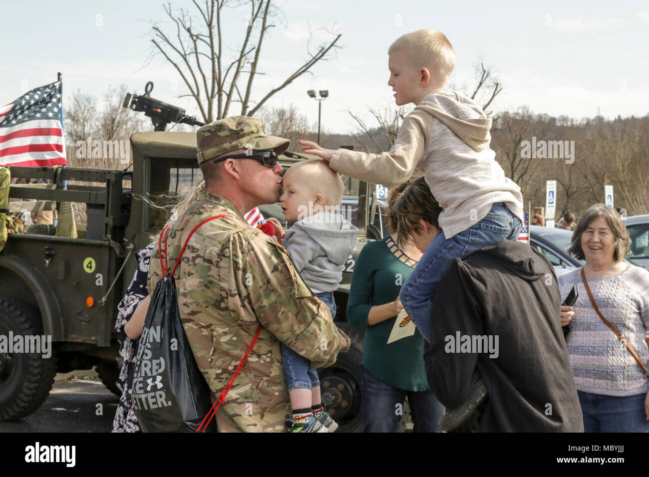 La famiglia e gli amici benvenuti a casa di un soldato con il secondo battaglione, 174ma la difesa aerea reggimento di artiglieria durante una cerimonia Marzo 31, 2018 in McConnelsville, Ohio. L'2-174th è stata distribuita in Iraq e in Afghanistan, dove l'unità è dovere primario è stato quello di far funzionare i sistemi che rilevano e/o distruggere l'artiglieria in arrivo, razzi e colpi di mortaio in aria prima che hanno colpito i loro bersagli di terra per proteggere le forze della coalizione. (Ohio National Guard Foto Stock