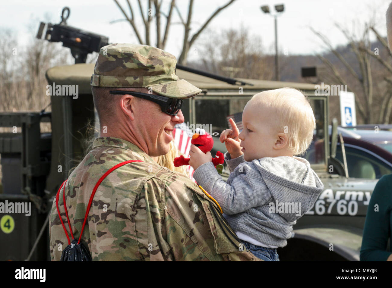 La famiglia e gli amici benvenuti a casa di un soldato con il secondo battaglione, 174ma la difesa aerea reggimento di artiglieria durante una cerimonia Marzo 31, 2018 in McConnelsville, Ohio. L'2-174th è stata distribuita in Iraq e in Afghanistan, dove l'unità è dovere primario è stato quello di far funzionare i sistemi che rilevano e/o distruggere l'artiglieria in arrivo, razzi e colpi di mortaio in aria prima che hanno colpito i loro bersagli di terra per proteggere le forze della coalizione. (Ohio National Guard Foto Stock