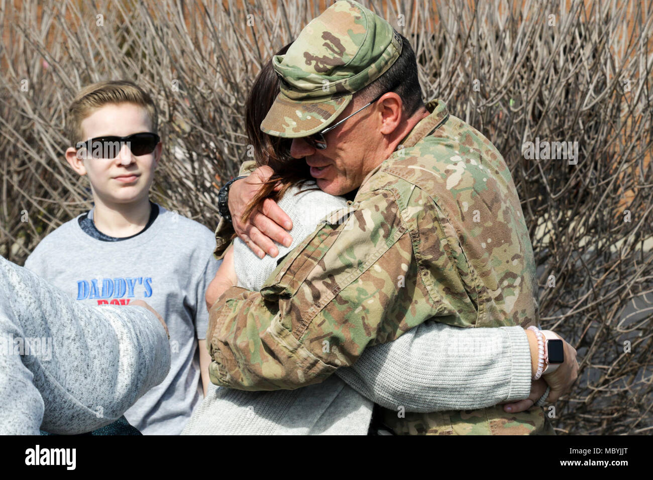 La famiglia e gli amici benvenuti a casa di un soldato con il secondo battaglione, 174ma la difesa aerea reggimento di artiglieria durante una cerimonia Marzo 31, 2018 in McConnelsville, Ohio. L'2-174th è stata distribuita in Iraq e in Afghanistan, dove l'unità è dovere primario è stato quello di far funzionare i sistemi che rilevano e/o distruggere l'artiglieria in arrivo, razzi e colpi di mortaio in aria prima che hanno colpito i loro bersagli di terra per proteggere le forze della coalizione. (Ohio National Guard Foto Stock
