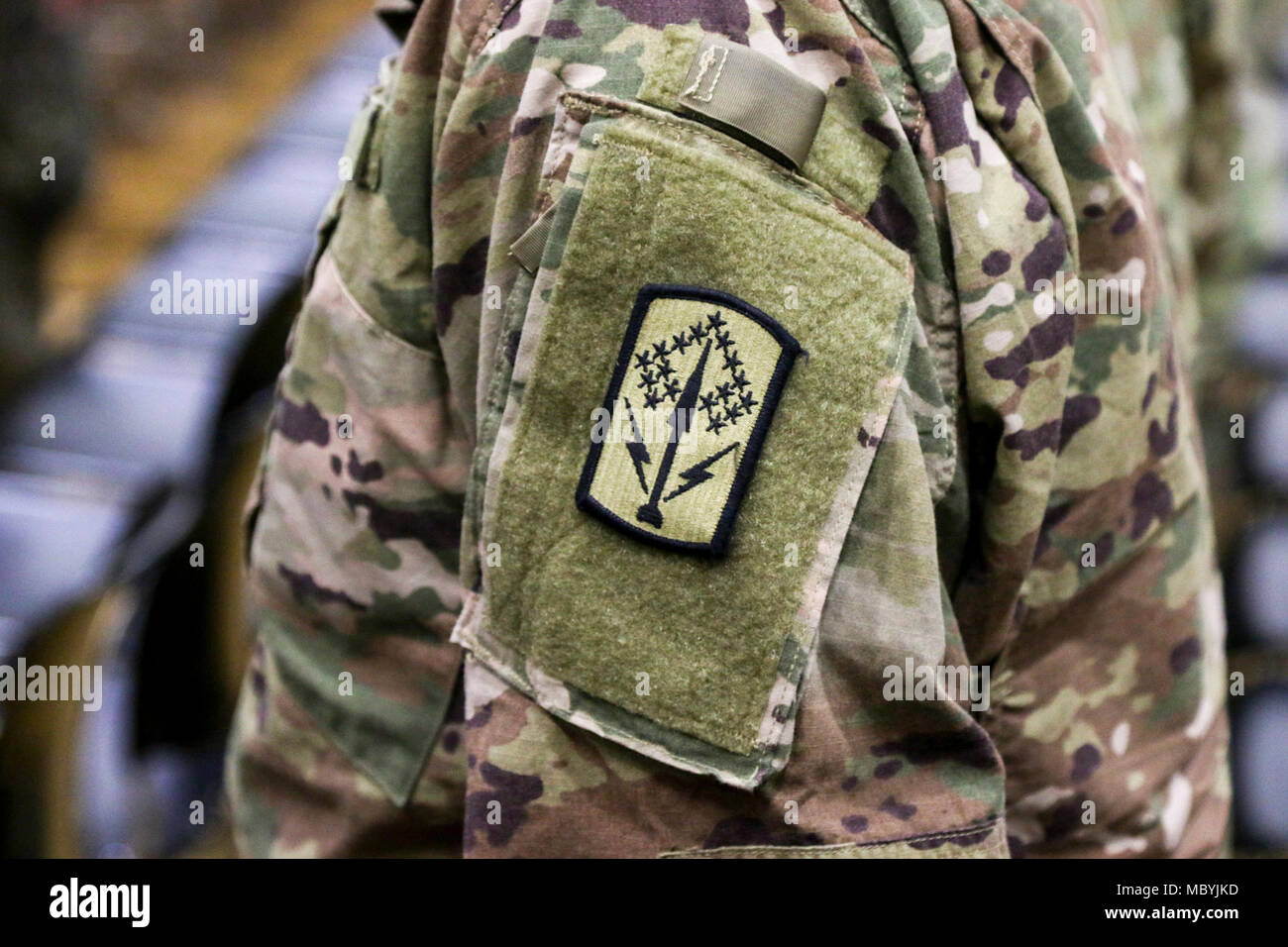 La Ohio National Guard home ha accolto circa 285 soldati del secondo battaglione, 174ma la difesa aerea reggimento di artiglieria, come hanno restituito da una quasi yearlong deployment in supporto di funzionamento inerenti risolvere il funzionamento e libertà di sentinella, durante un mese di Marzo 31, 2018 cerimonia al Morgan High School. L'2-174th è stata distribuita in Iraq e in Afghanistan, dove l'unità è dovere primario è stato quello di far funzionare i sistemi che rilevano e/o distruggere l'artiglieria in arrivo, razzi e colpi di mortaio in aria prima che hanno colpito i loro bersagli di terra per proteggere le forze della coalizione. (Ohio National Guard Foto Stock