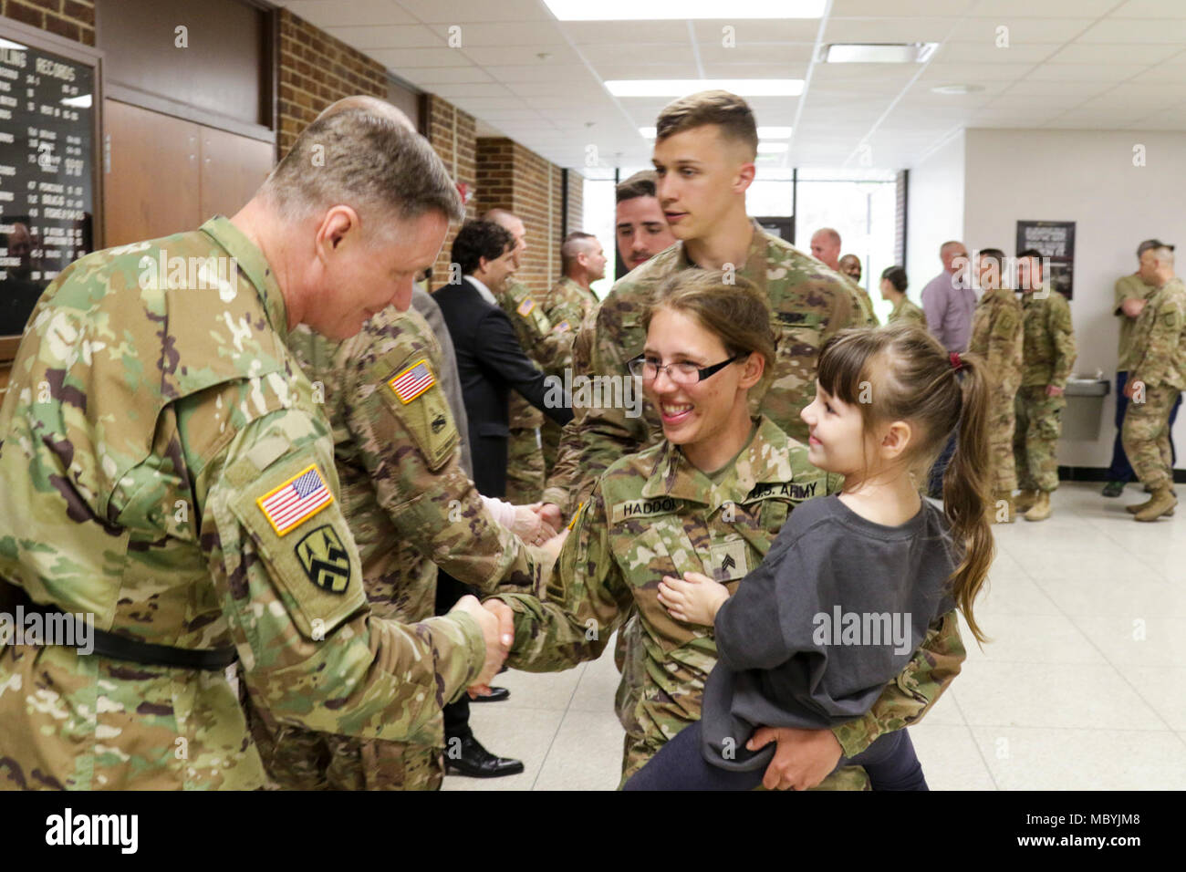 Brig. Gen. Steve Stivers, direttore del giunto personale dell'Ohio Guardia nazionale, si congratula con i soldati e le loro famiglie in una distribuzione di successo a seguito dell'unità home Benvenuto cerimonia Marzo 31, 2018 in McConnelsville, Ohio. L'2-174th è stata distribuita in Iraq e in Afghanistan, dove l'unità è dovere primario è stato quello di far funzionare i sistemi che rilevano e/o distruggere l'artiglieria in arrivo, razzi e colpi di mortaio in aria prima che hanno colpito i loro bersagli di terra per proteggere le forze della coalizione. (Ohio National Guard Foto Stock
