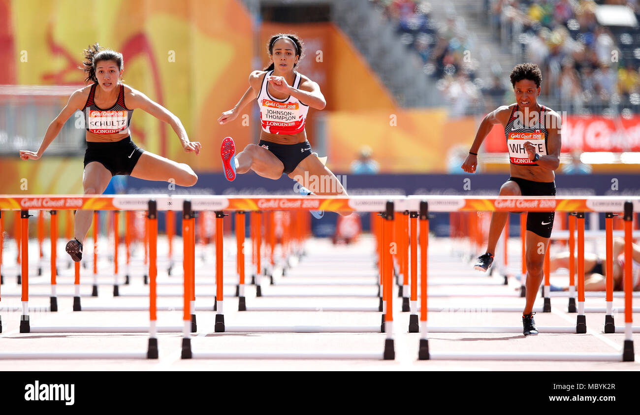 L'Inghilterra del Katarina Johnson-Thompson (seconda a sinistra) con il Canada La Nina Schultz (sinistra), il Canada's Angela Bianco (seconda a destra) e l'Inghilterra del Katie Stainton (destra) caduta durante la 100m Ostacoli elemento della donna eptathlon, a Carrara Stadium durante il giorno otto del 2018 Giochi del Commonwealth in Gold Coast, Australia. Foto Stock