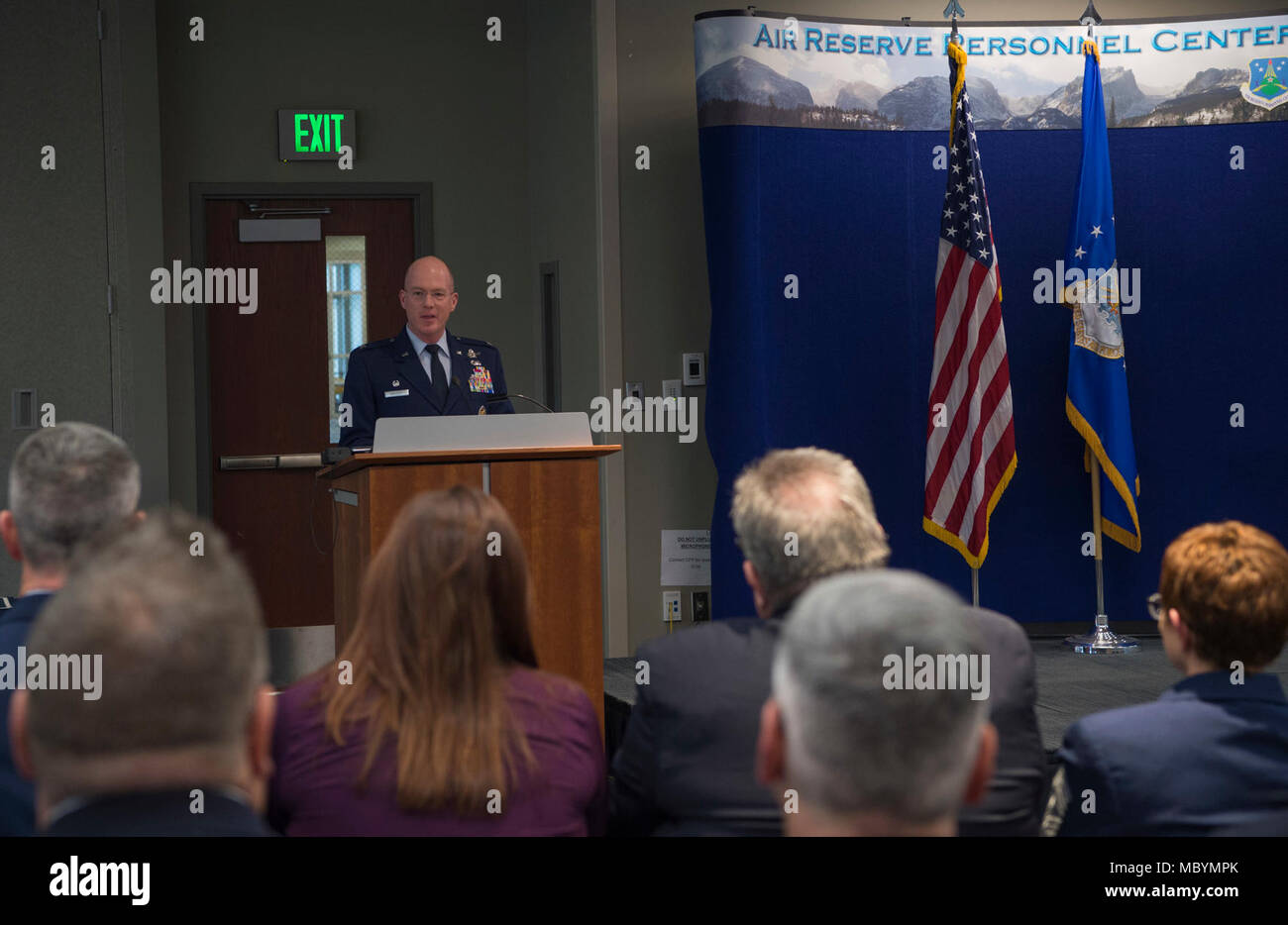 Col. Troy L. Endicott, Spazio 460th Wing Commander, prende il podio per le osservazioni di apertura durante il comandante onorario della cerimonia di induzione Aprile 3, 2017 su Buckley Air Force, Colorado. Il Buckley AFB Comandante onorario programma ha lo scopo di identificare interessi comuni tra civili e militari di vita e mira a sostenere gli sforzi della comunità e di lavorare insieme per risolvere i problemi di reciproco. Foto Stock