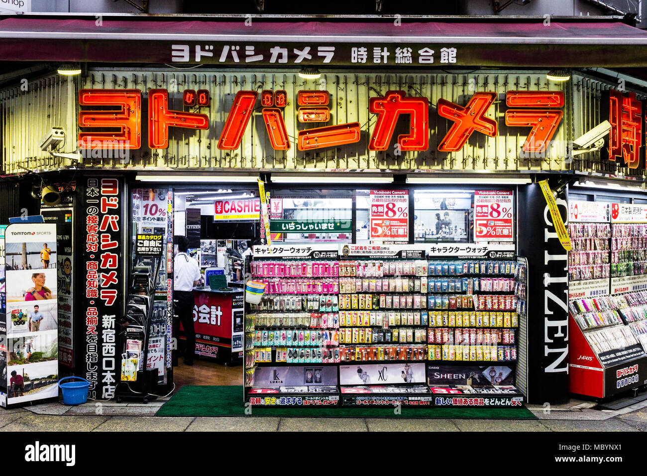 Tokyo, Giappone. Fotocamera Yodobashi store, un Giapponese importante catena di vendita al dettaglio specializzato in elettronica, PC, videocamere e macchine fotografiche Foto Stock