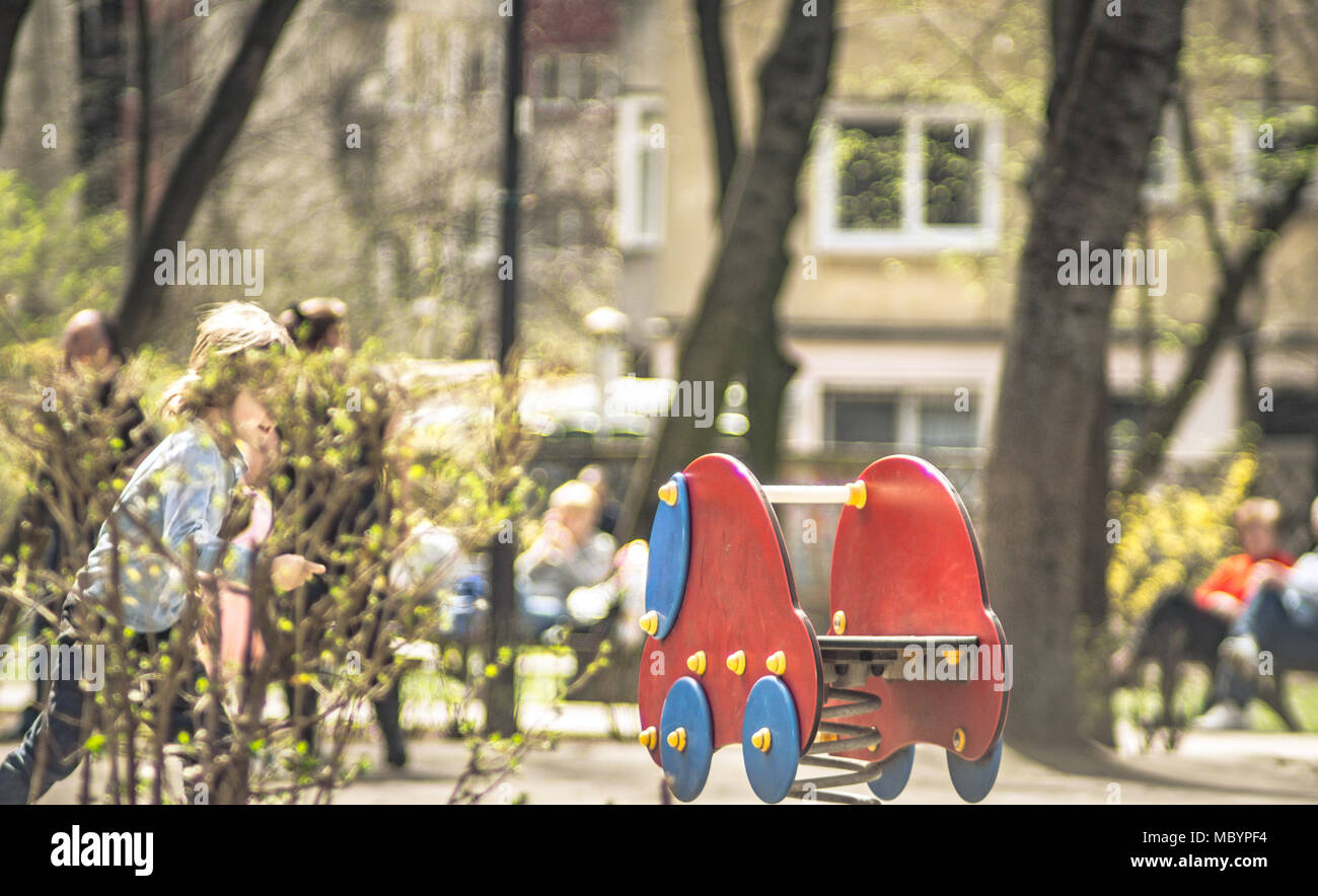 Parco giochi per bambini con attrezzature per il gioco all'aperto. Un colorato parco giochi per bambini attrezzature. Foto Stock