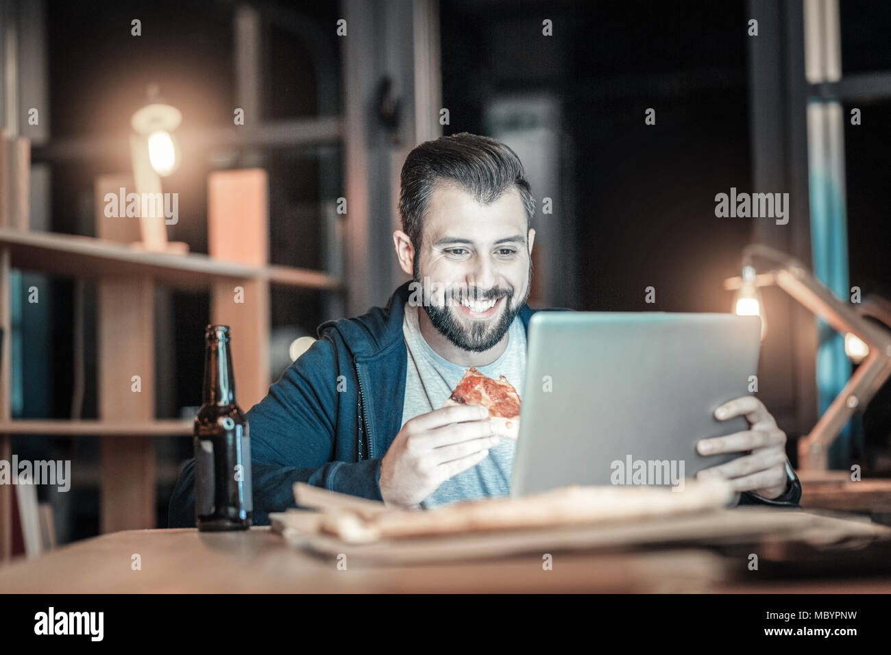 Merry addetto IT divorando pizza Foto Stock