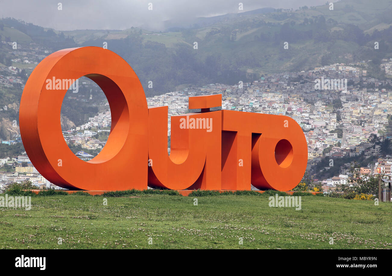Vista panoramica sulla città di Quito dal Itchimbia parc. Foto Stock