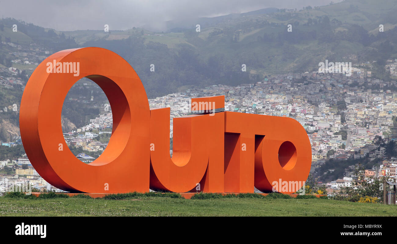 Vista panoramica sulla città di Quito dal Itchimbia parc. Foto Stock