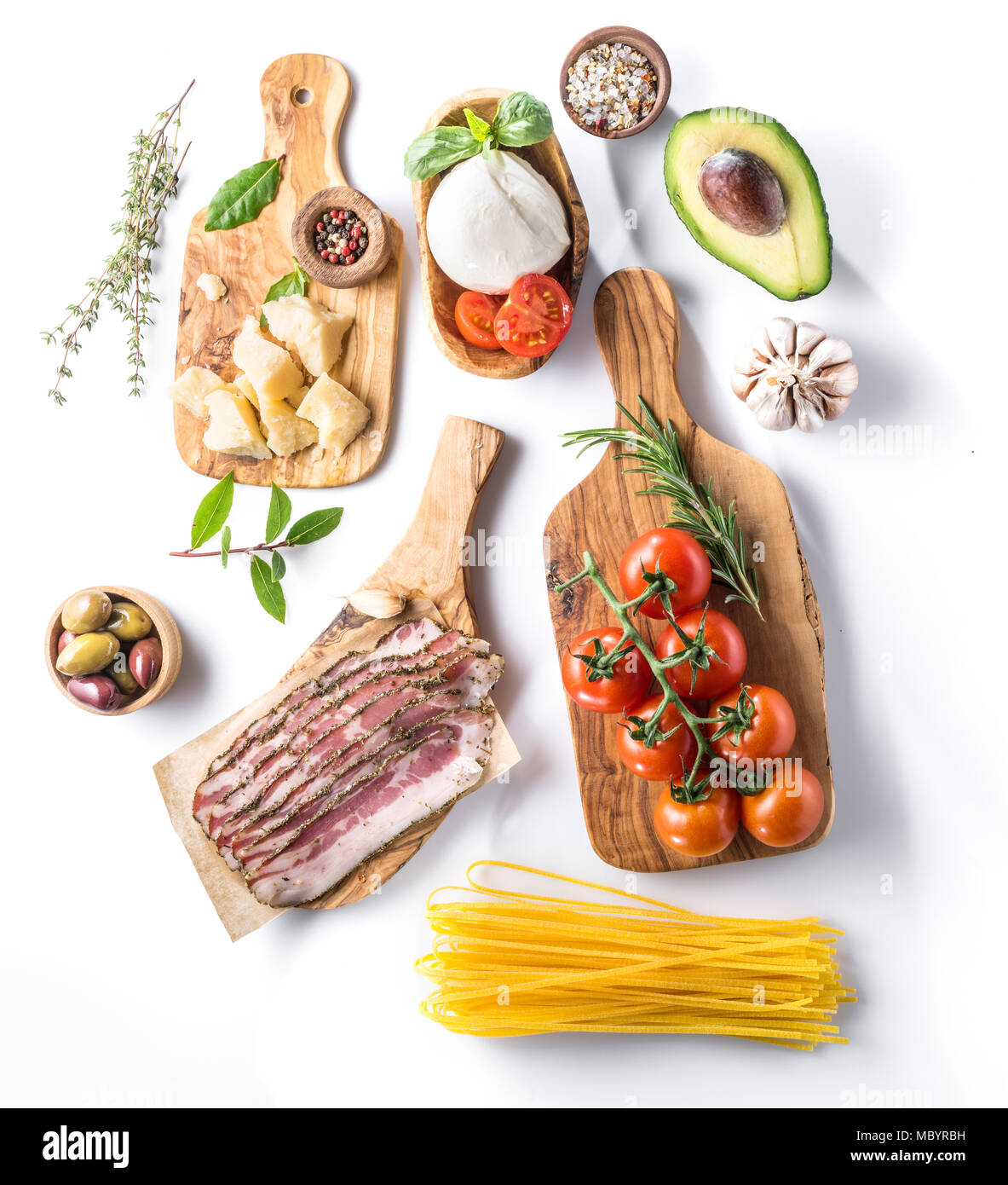 Varietà di popolare il cibo italiano su sfondo bianco. Vista dall'alto. Foto Stock