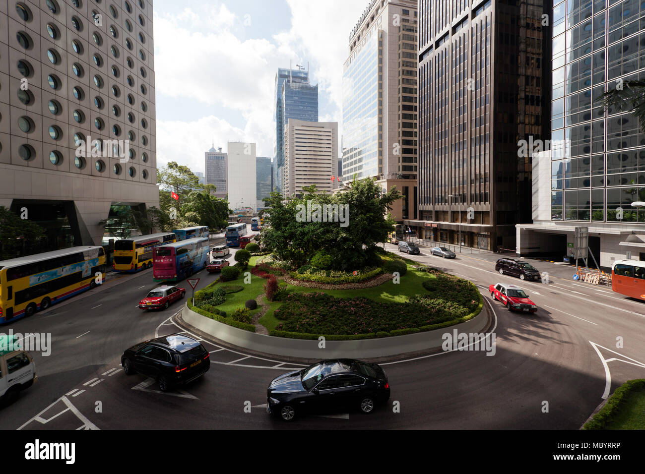 Vista Wide-Angle di Connaught Road, a Hong Kong il distretto centrale degli affari, preso dalla centrale di passaggio sopraelevato Foto Stock