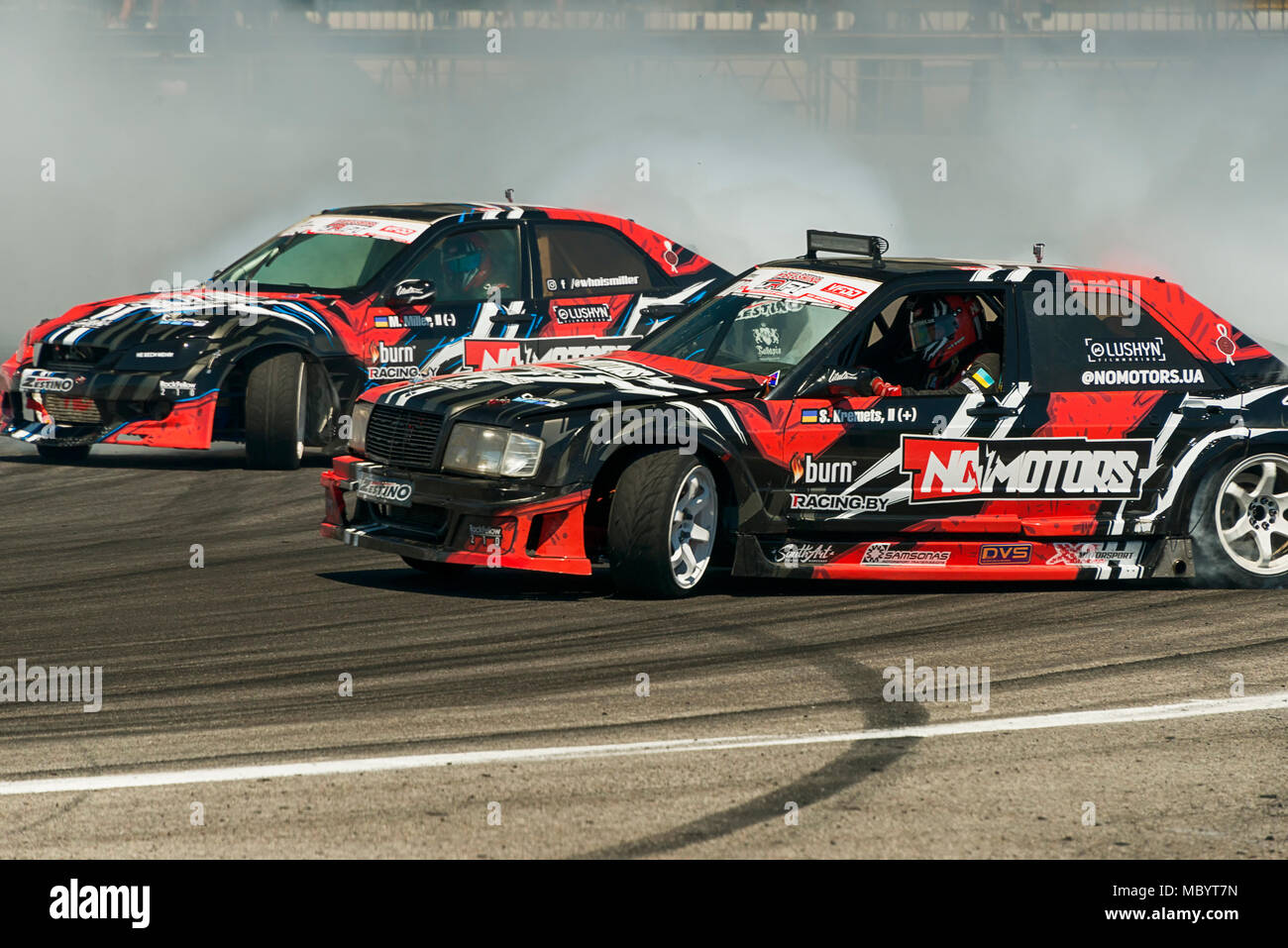 Lviv, Ucraina - 10 Giugno 2017: Sconosciuto piloti su vetture marca Nissan e Mercedes Benz supera il via nel campionato di drifting Ucraina i Foto Stock
