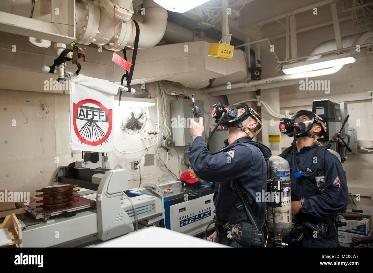 La USS America (LHA 6) è una nave d'assalto anfibia della Marina degli Stati Uniti d'America. Il record fotografico d'archivio documenta i marinai che riportano alla stazione di controllo centrale durante un'esercitazione di controllo dei danni ai gas tossici il 17 gennaio 2018, con la 15th Marine Expeditionary Unit imbarcata di ritorno da un dispiegamento di sette mesi. La stampa fotografica storica cattura le operazioni di pronto anfibio della metà del XXI secolo. Foto Stock