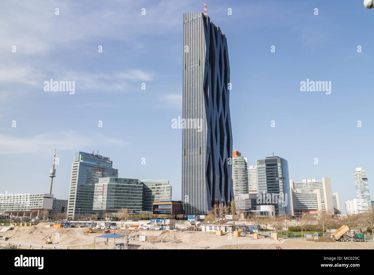 Danube City Tower Tech gate Donauturm e centro internazionale i lavori di costruzione sul fiume terrapieno, Vienna Austria aprile.11,2018 Foto Stock