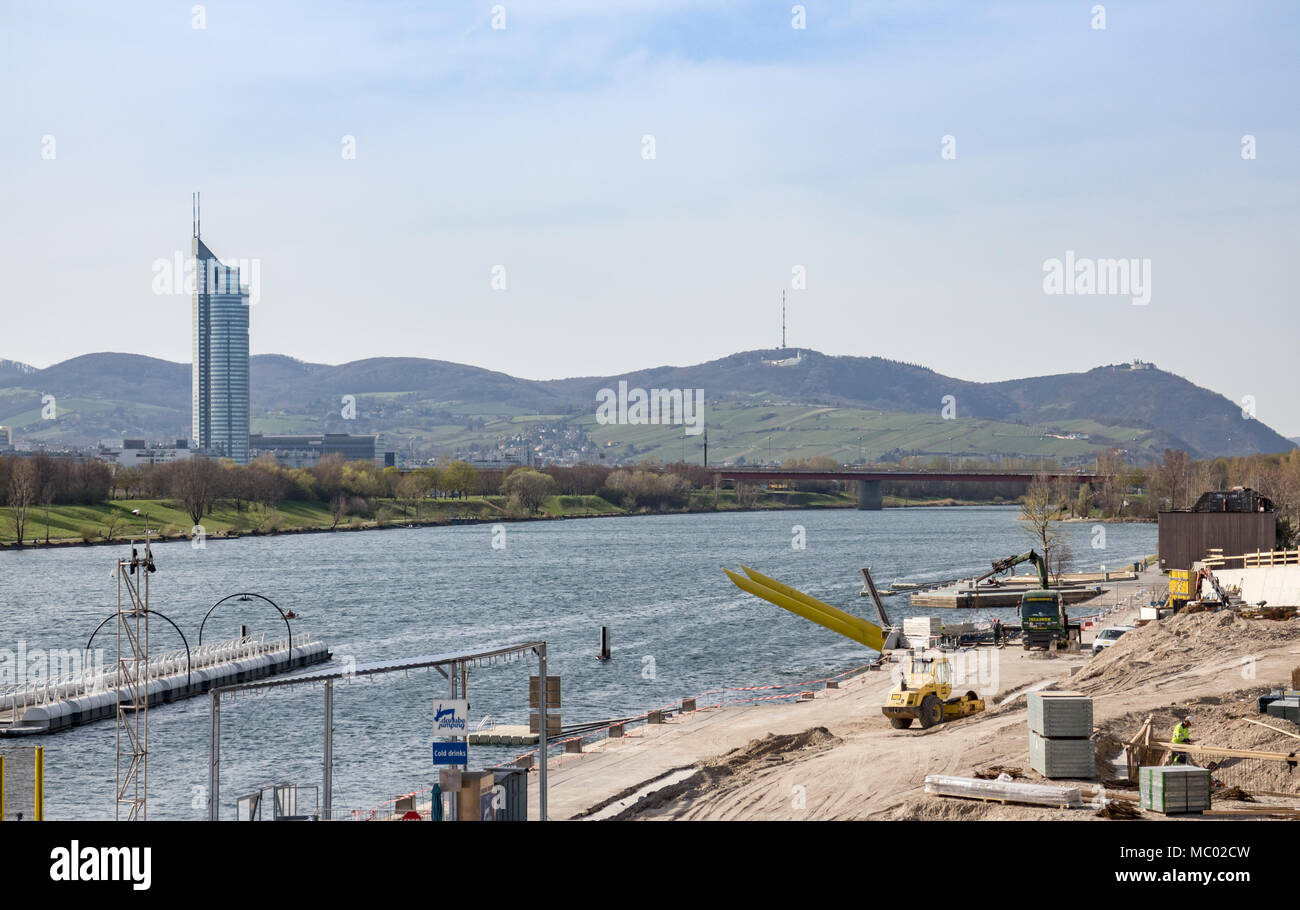 Millenium Tower Colline e Fiume Danubio, vista sul lato ovest della città, Vienna Austria aprile.11,2018 Foto Stock