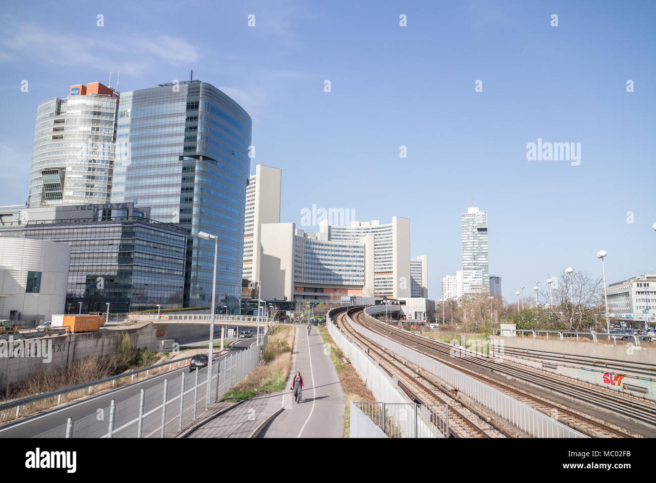 Tech edificio porta a sinistra e il centro internazionale di Vienna (VIC), campus e complesso edilizio che ospita l'Ufficio delle Nazioni Unite a Vienna, Vienna Aus Foto Stock