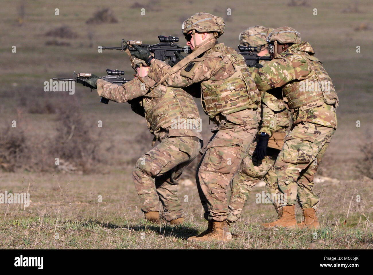 1st Battalion Airborne, 503rd Infantry Regiment fa parte del 173rd Infantry Brigade Combat Team (Airborne) dell'esercito degli Stati Uniti. I paracadutisti della Dog Company hanno svolto la formazione di tiro Close Quarters con la carabina M4 il 17 gennaio 2018, durante l'esercitazione Baree presso l'area di addestramento Monte Romano, Italia. L'immagine di archivio registra le esercitazioni di attivazione sequenziale sottolineando velocità, precisione e movimento controllato. Foto Stock