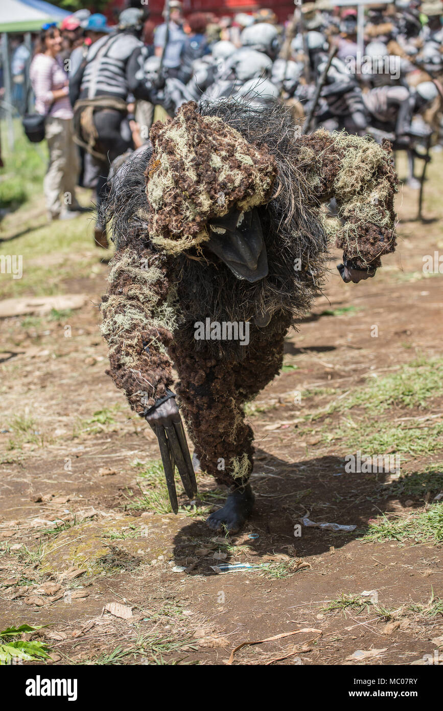 Una foresta spirito lottando contro Omo scheletro Masalai persone, Mount Hagen spettacolo culturale, Papua Nuova Guinea Foto Stock