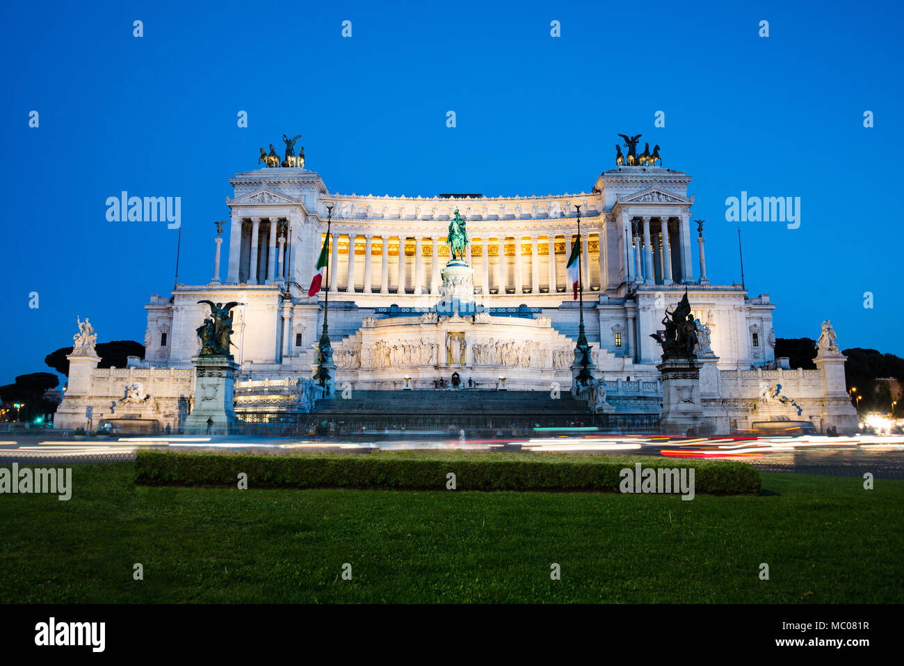 Palazzo Venezia /Palazzo Venezia/ - il palazzo di Vittorio Emanuele a Piazza Venezia /Piazza Venezia/ in Italia a Roma di notte. Una lunga esposizione, auto li Foto Stock