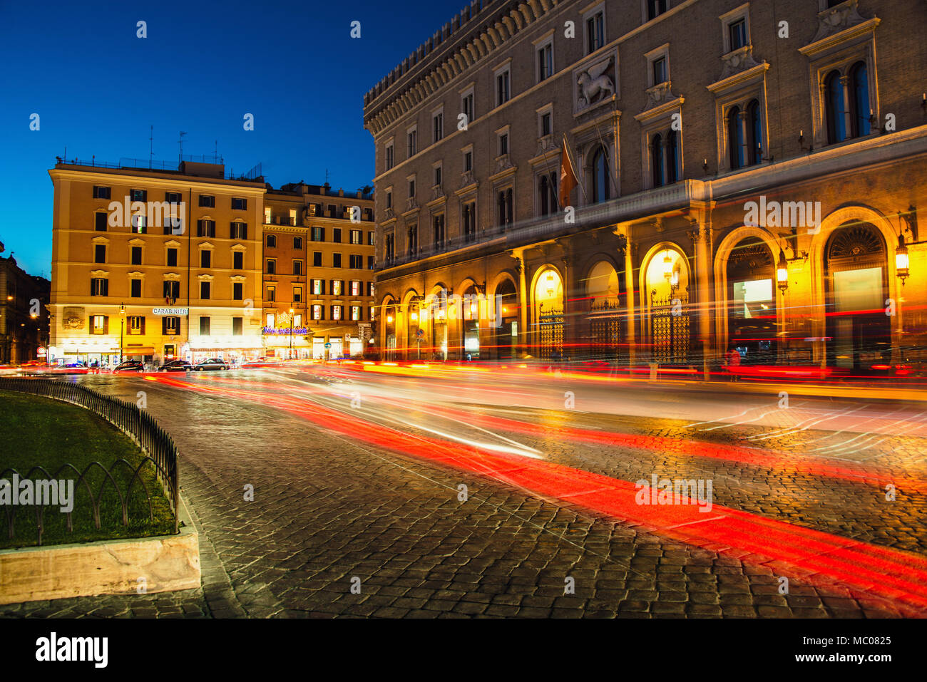 Palazzo Venezia /Palazzo Venezia/ - il palazzo di Vittorio Emanuele a Piazza Venezia /Piazza Venezia/ in Italia a Roma di notte. Una lunga esposizione, auto li Foto Stock