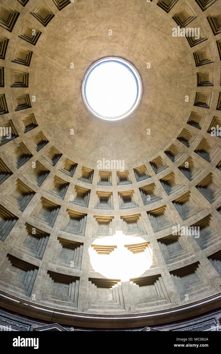 Verso l'alto vista la cupola del Pantheon foro /oculus/, Roma, Italia. Foto Stock