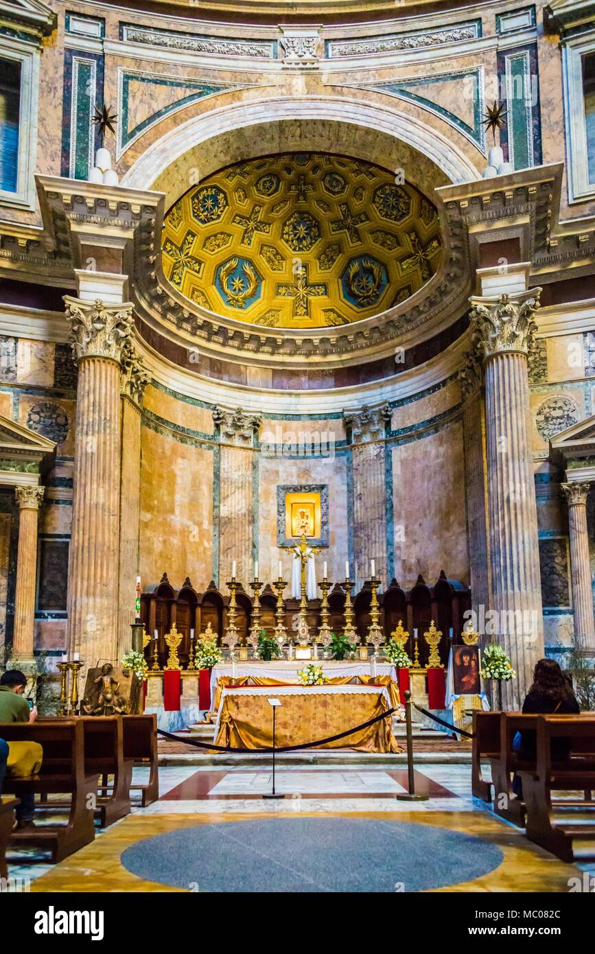 Roma, Italia, 24 aprile 2017. Parte del Pantheon tempio interno - altare. I turisti che cercano e scattare foto. Foto Stock