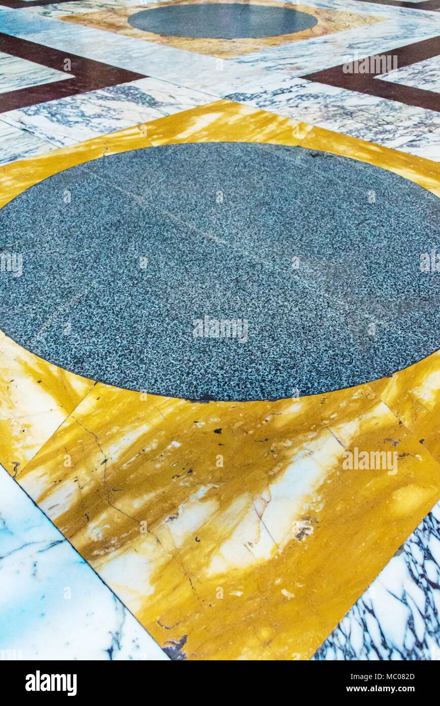 Vista ravvicinata del marmo antico pavimento del Pantheon tempio, Roma, Italia. Foto Stock