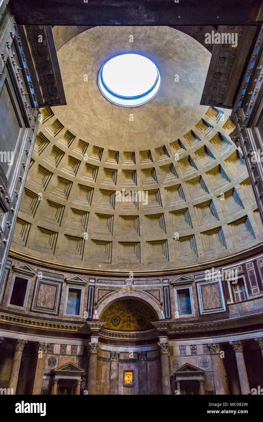 Vista dal Pantheon ingresso al foro di dome /oculus/, Roma, Italia. Foto Stock