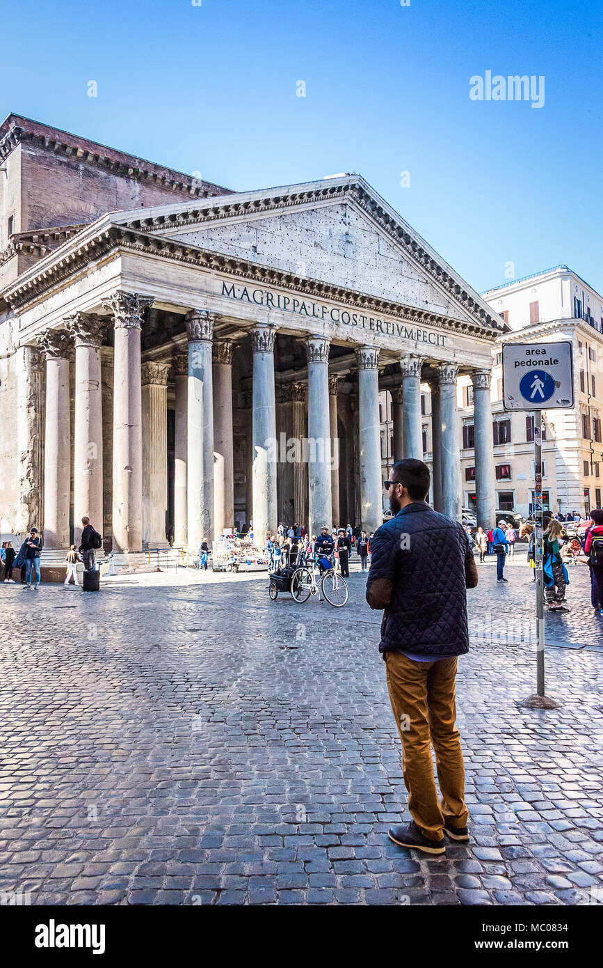 Roma, Italia, 24 aprile 2017, turisti in piedi e osservare la parte esterna del tempio antico edificio Pantheon e Foto Stock