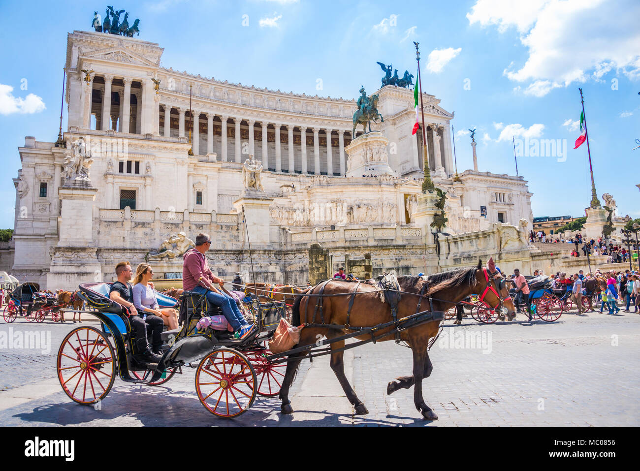 Roma, Italia, 24 aprile 2017. Piazza Venezia /Piazza Venezia/ e Victor Emmanuel Palace con i turisti in gita. Foto Stock