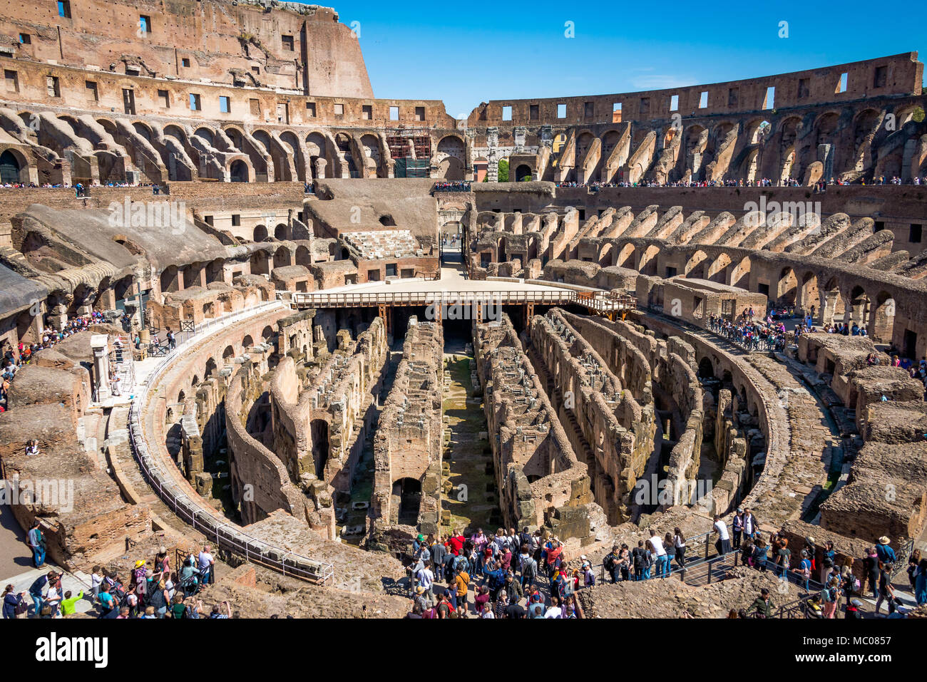 Roma, Italia - 24 aprile 2017. Vista interna del Colosseo con i turisti in gita. Foto Stock