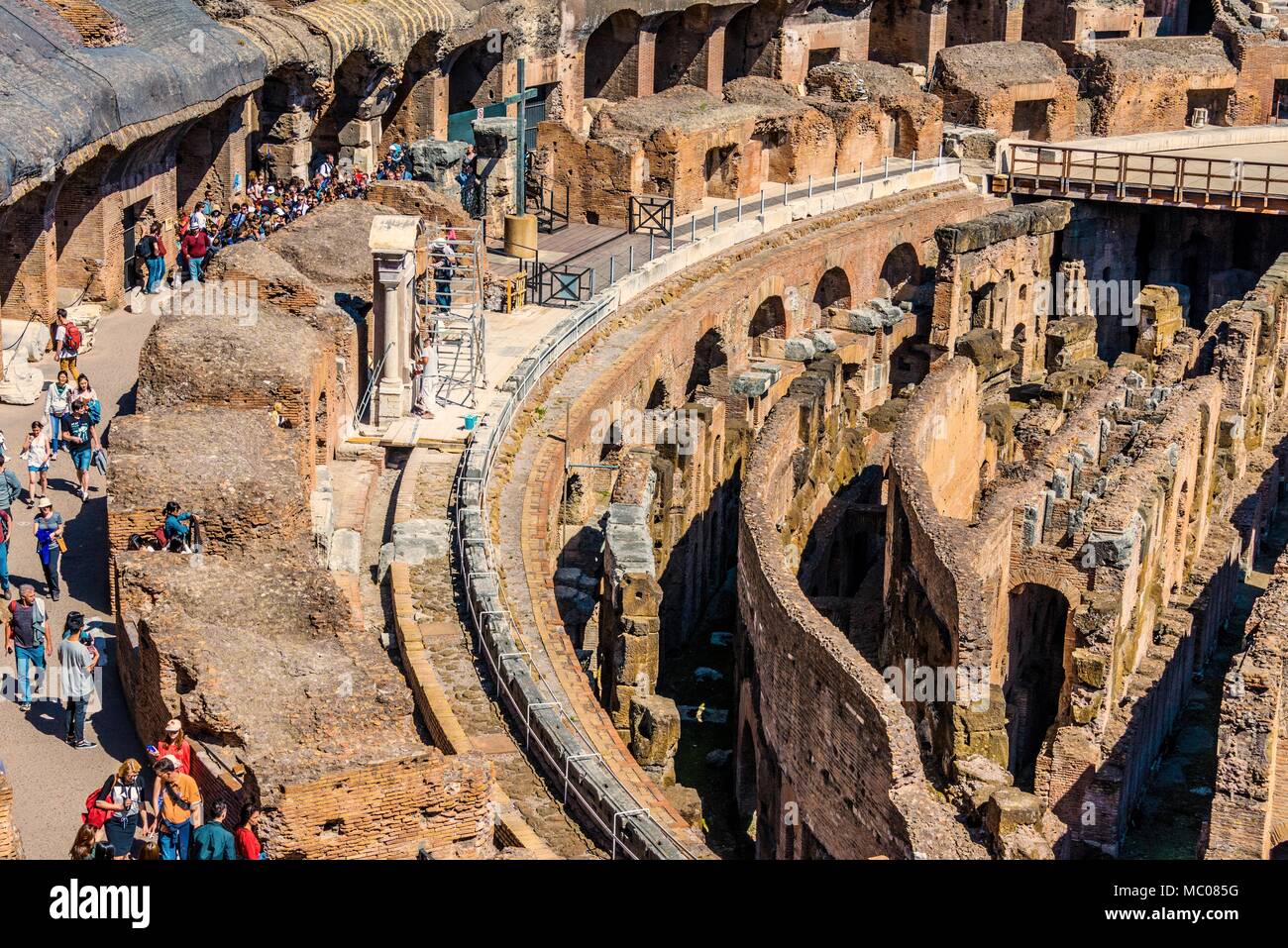 Roma, Italia - 24 aprile 2017. Vista interna del Colosseo con i turisti in gita. Foto Stock