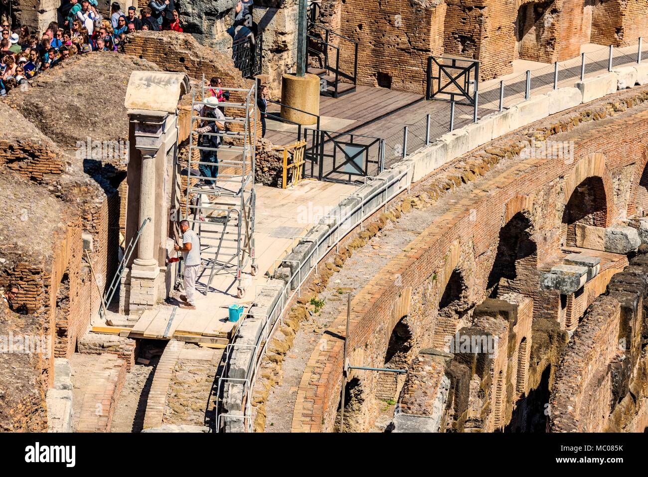 Roma, Italia - 24 aprile 2017. Vista interna del Colosseo con i turisti in gita. Foto Stock