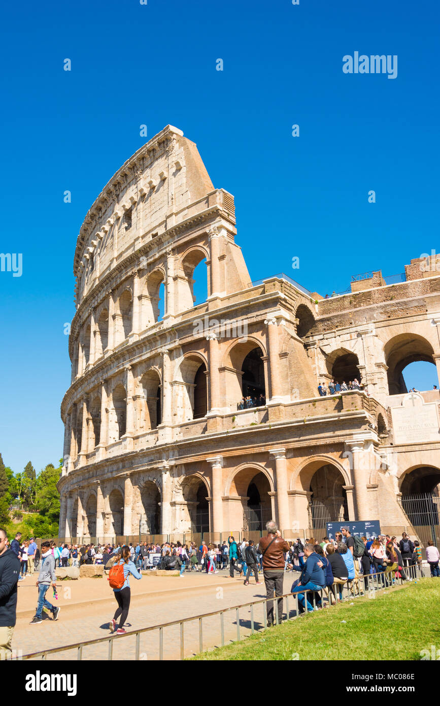 Roma, Italia - 24 aprile 2017. Vista esterna del Colosseo con i turisti in attesa di invio Foto Stock
