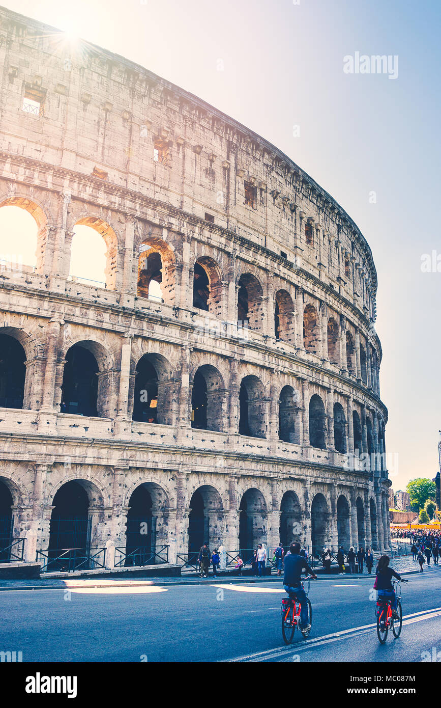Roma, Italia, 24 aprile 2017. Vista laterale del Colosseo /Colosseo/ anfiteatro con turisti passeggiate a piedi e in bicicletta lungo la Via dei Fori Imperiali Foto Stock