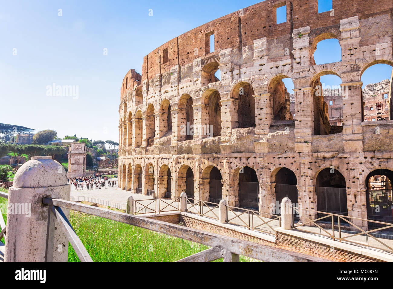 Roma, Italia - 24 aprile 2017. Vista laterale del Colosseo in una soleggiata giornata di primavera. Foto Stock