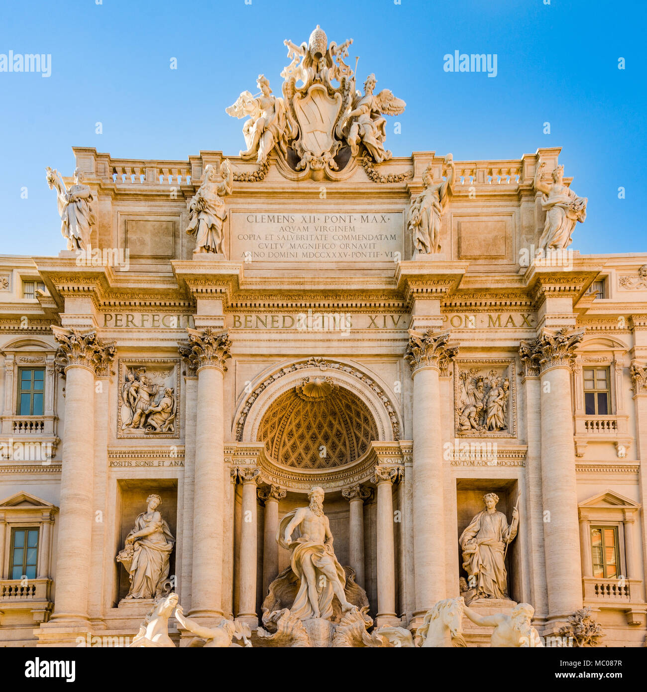 La celebre Fontana di Trevi a Roma in una giornata di sole. Foto Stock