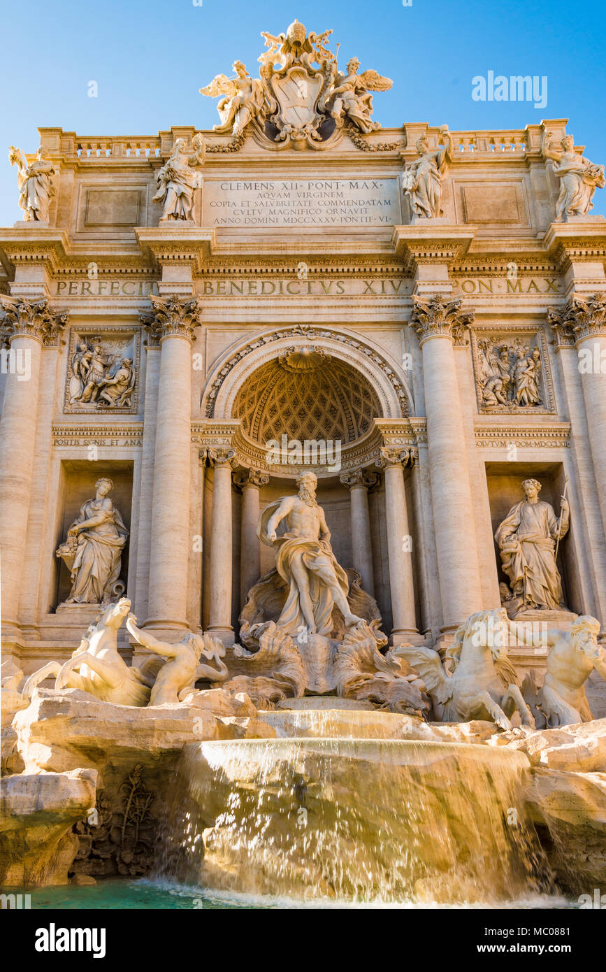 La celebre Fontana di Trevi a Roma in una giornata di sole. Foto Stock