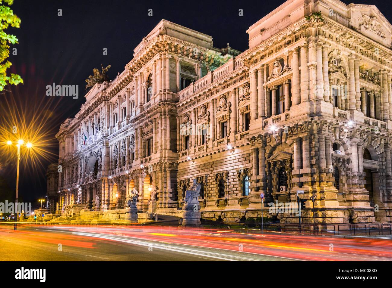 Palazzo di Giustizia, Roma, Italia di notte. Sentieri di luce di esposizione a lungo effetto. Foto Stock